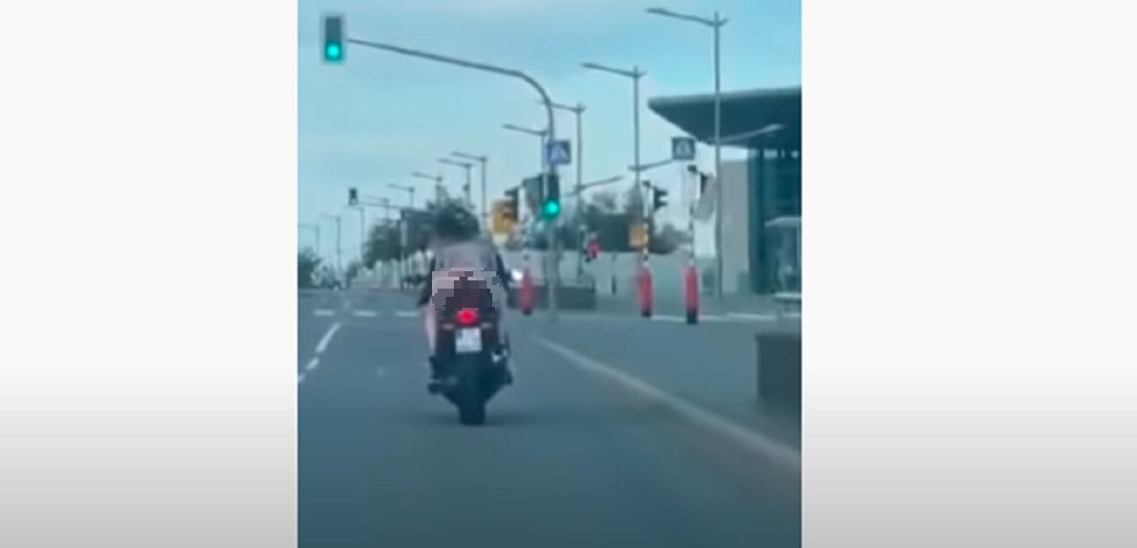 Wsiadła na motor w za krótkiej sukience. Chwilę potem kierowcy za nią osłupieli, wszystko nagrali