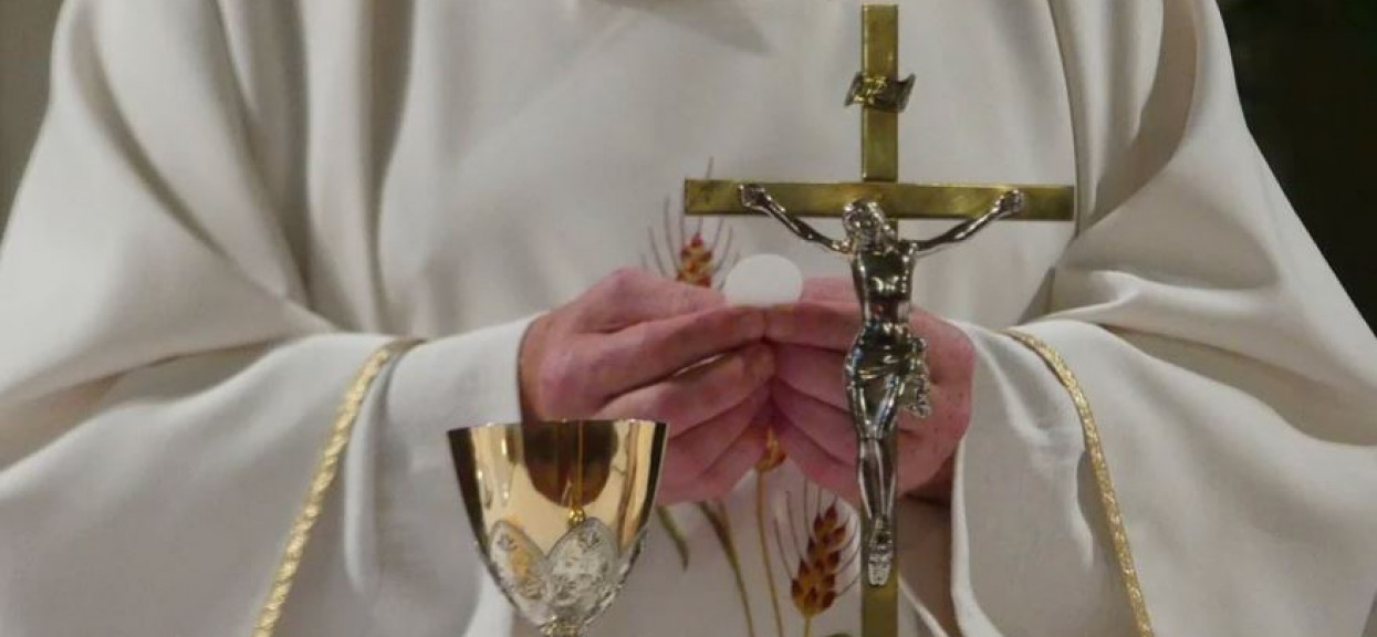 Skandal. Ksiądz 16 lat temu został skazany za molestowanie dziewczynek, do dzisiaj odprawiał msze