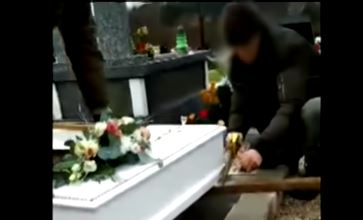 Skandal na pogrzebie malutkiego dziecka w Polsce. Wziął do ręki piłę, zrobił okropną rzecz