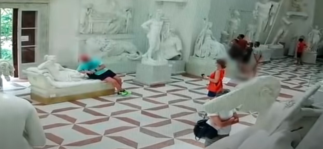 Podszedł do rzeźby kobiety i zrobił piorunującą rzecz. Nie wiedział, że jest nagrywany
