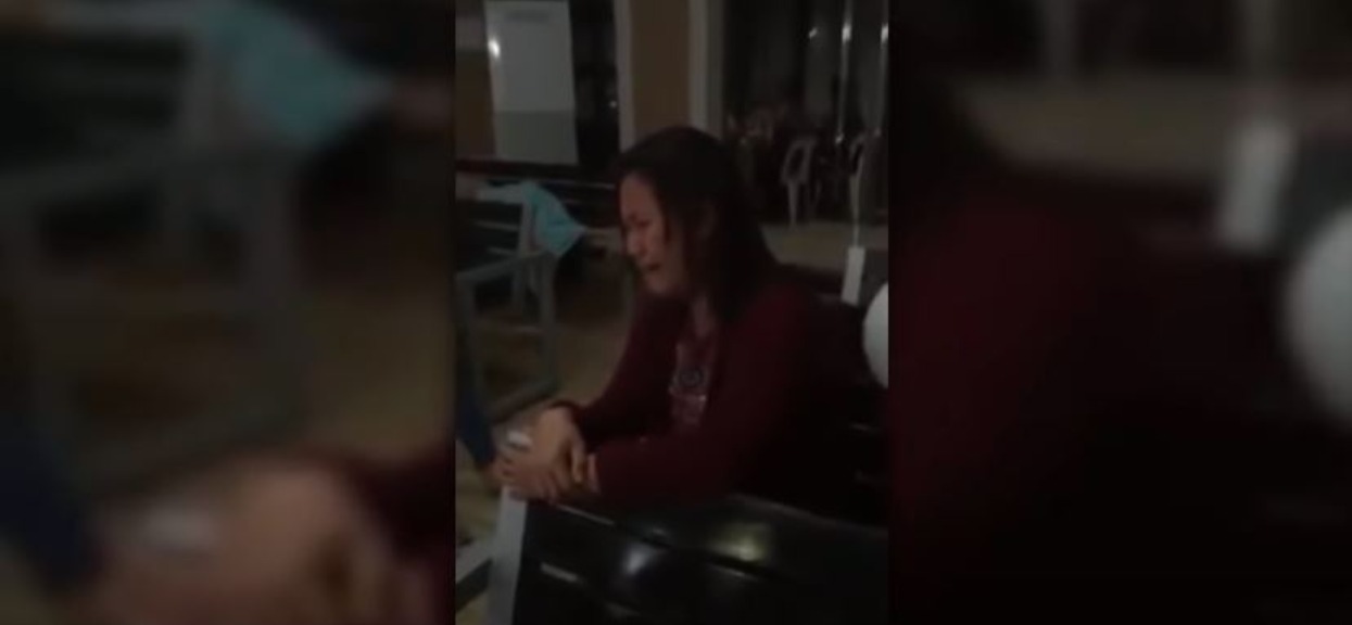 Mama pochyliła się we łzach nad trumną dziecka. Wtedy wydarzyło się niebywałe, nagranie powala