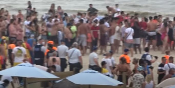 Dantejskie sceny na plaży, bili się leżakami i parasolami. Porażające nagranie z popularnego kurortu