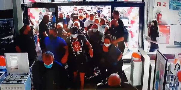 W głowie się nie mieści, co ludzie wyrabiali podczas otwarcia nowego sklepu. Porażające nagranie z polskiej miejscowości