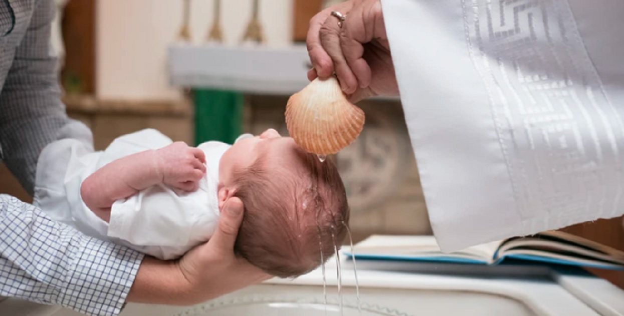 Papież Franciszek zmienił właśnie formułę chrztu. Chodzi o nadużycia księży