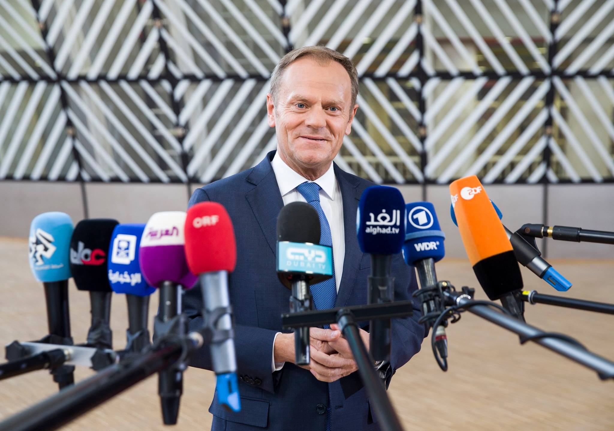 PiS wcale nie miał rekordowego poparcia. Największe triumfy święcił... Tusk!
