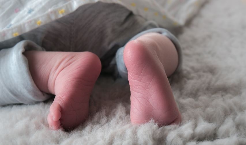 Rodzice wyrzucili noworodka na śmietnik. Podali dobijający powód, ręce opadają
