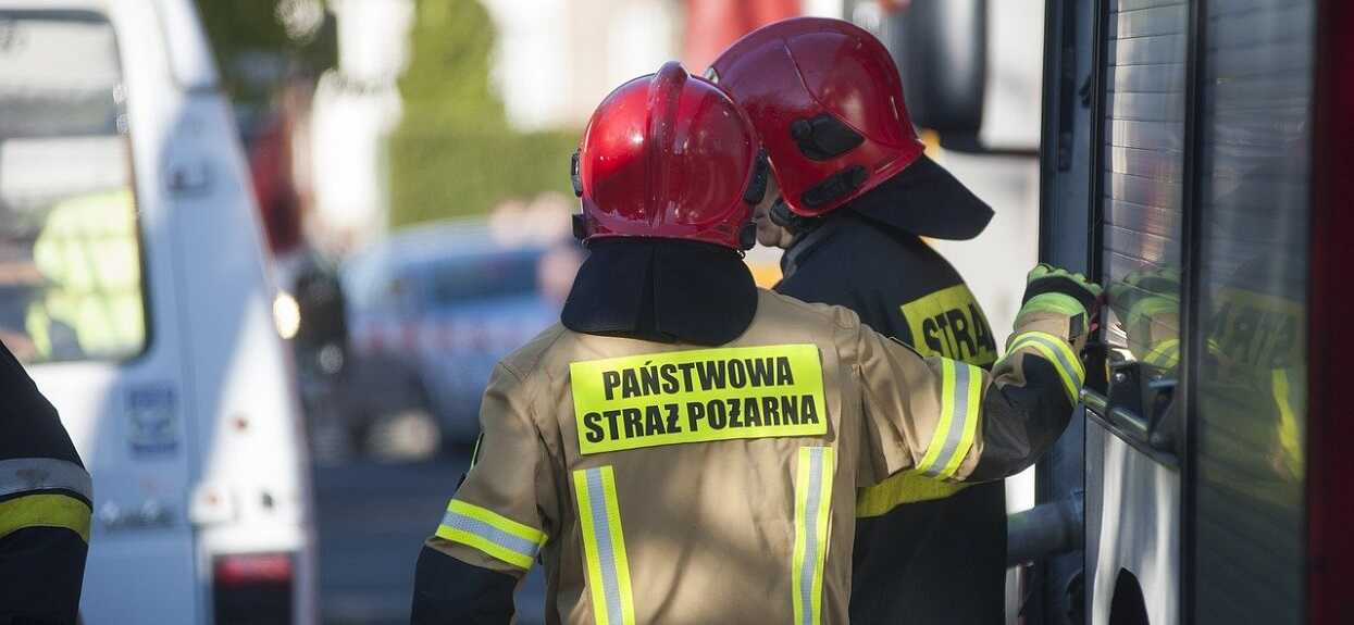 Ogień zaczął trawić wszystko, na miejscu pilnie pracują strażacy. W polskiej miejscowości spełnia się najczarniejszy scenariusz