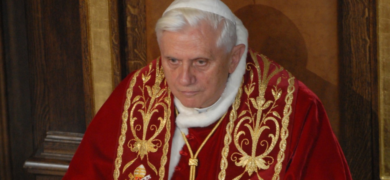 Wszyscy mieli nadzieję, katolicy są zdruzgotani. Niestety, koszmarna wiadomość o Benedykcie XVI