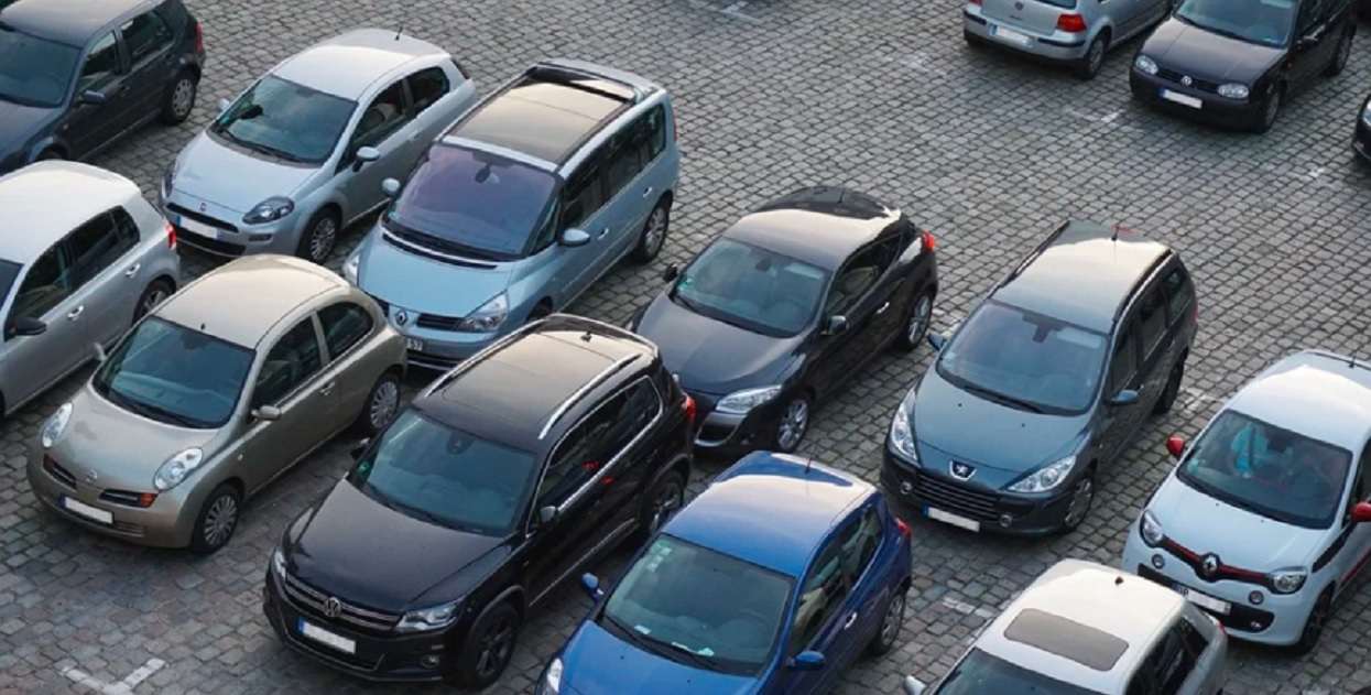 Czy wszystkie parkingi w centrach miast powinny być płatne?