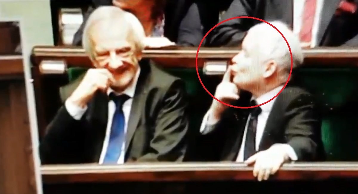 To jest miłość! Zagadka buziaka Kaczyńskiego rozwiązana, wiemy komu go posłał