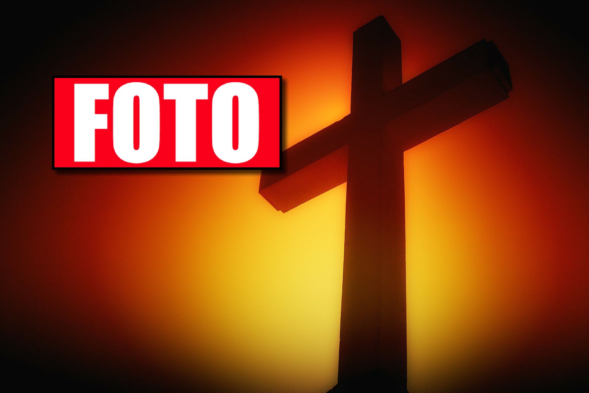 Katolicy są wściekli! Półnaga seksowna modelka ZBEZCZEŚCIŁA krzyż