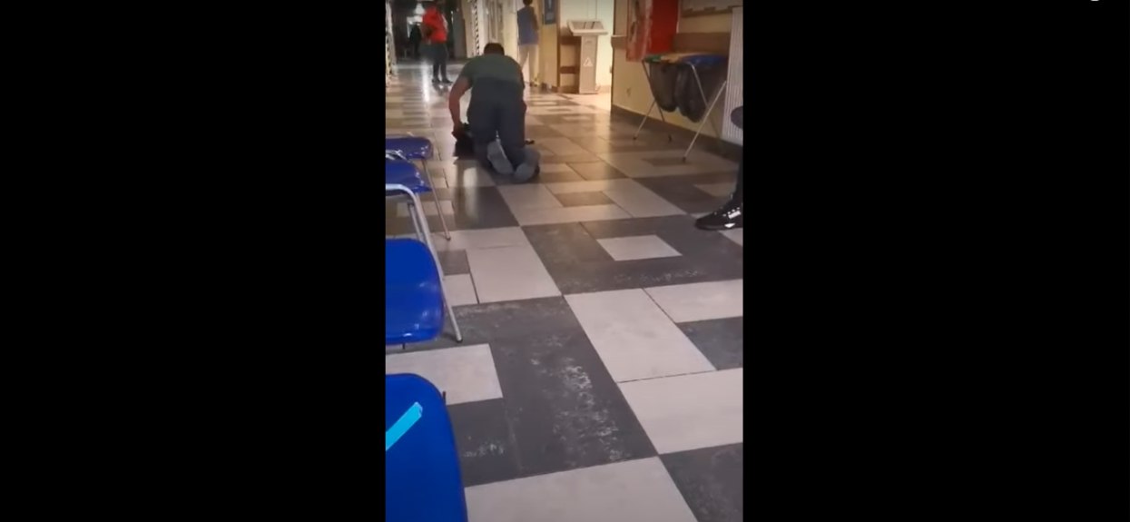 Pacjent czołgał się z bólu, jest oświadczenie szpitala. Szokujące szczegóły, można się wściec