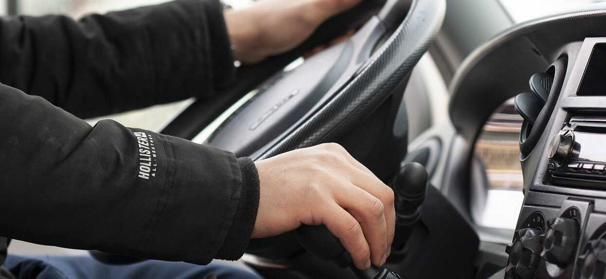 Spadający konar wbił się w szybę busa. Porażające zdjęcie, wiemy, co z kierowcą