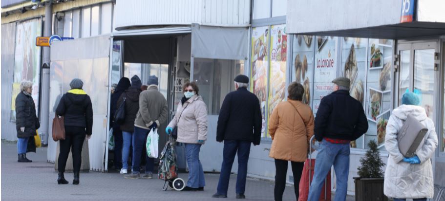 Wyrzucili ją ze sklepu za brak maseczki. Wróciła z majtkami na głowie