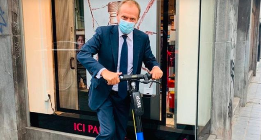 Donald Tusk rezygnuje z limuzyny, został przyłapany na hulajnodze. Dobry wybór?