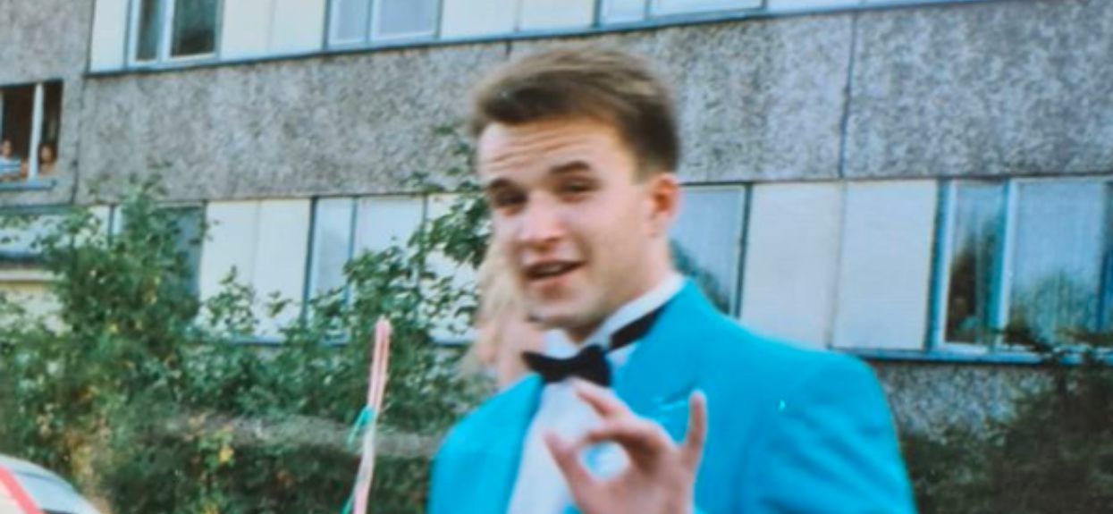 Popularny aktor pokazał zdjęcie, gdy miał 21 lat. Poznajecie bohatera polskich filmów i seriali?
