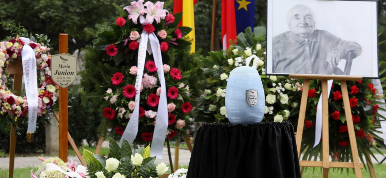 Niebywałe sceny na pogrzebie Marii Janion. Żałobnicy nie wytrzymali, mieli oczy pełne łez