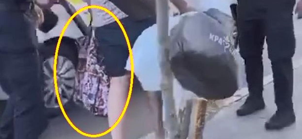 Wyszła na spacer z plastikową torbą. Ze środka zaczął wydobywać się niepokojący odgłos, przechodnie zamarli