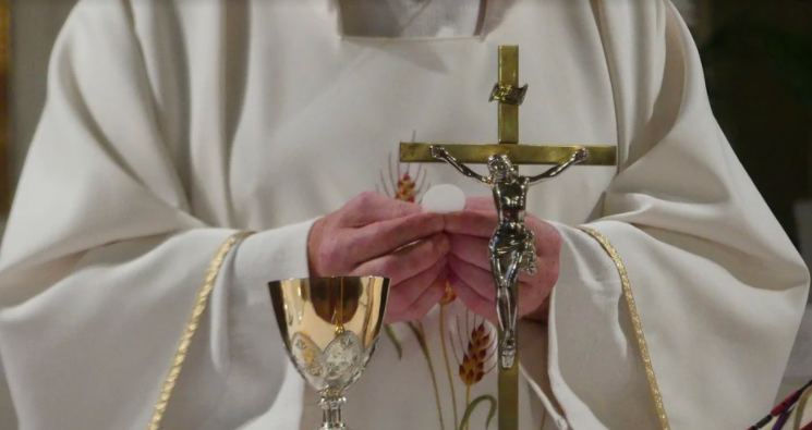 Ksiądz od lat jest oskarżany przez kolejne osoby o molestowanie. Co teraz robi? Jest proboszczem i katechetą w szkole