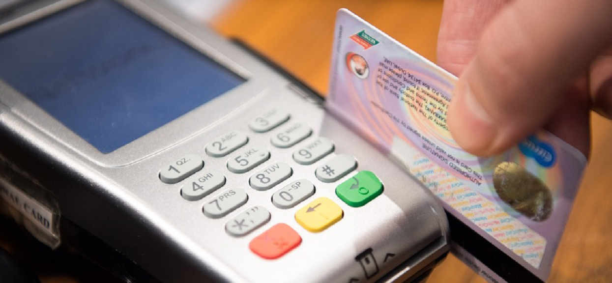 Fatalne odkrycie ws. kart bankomatowych. Konkretne modele są wadliwe, klienci banków mogą stracić wszystkie pieniądze