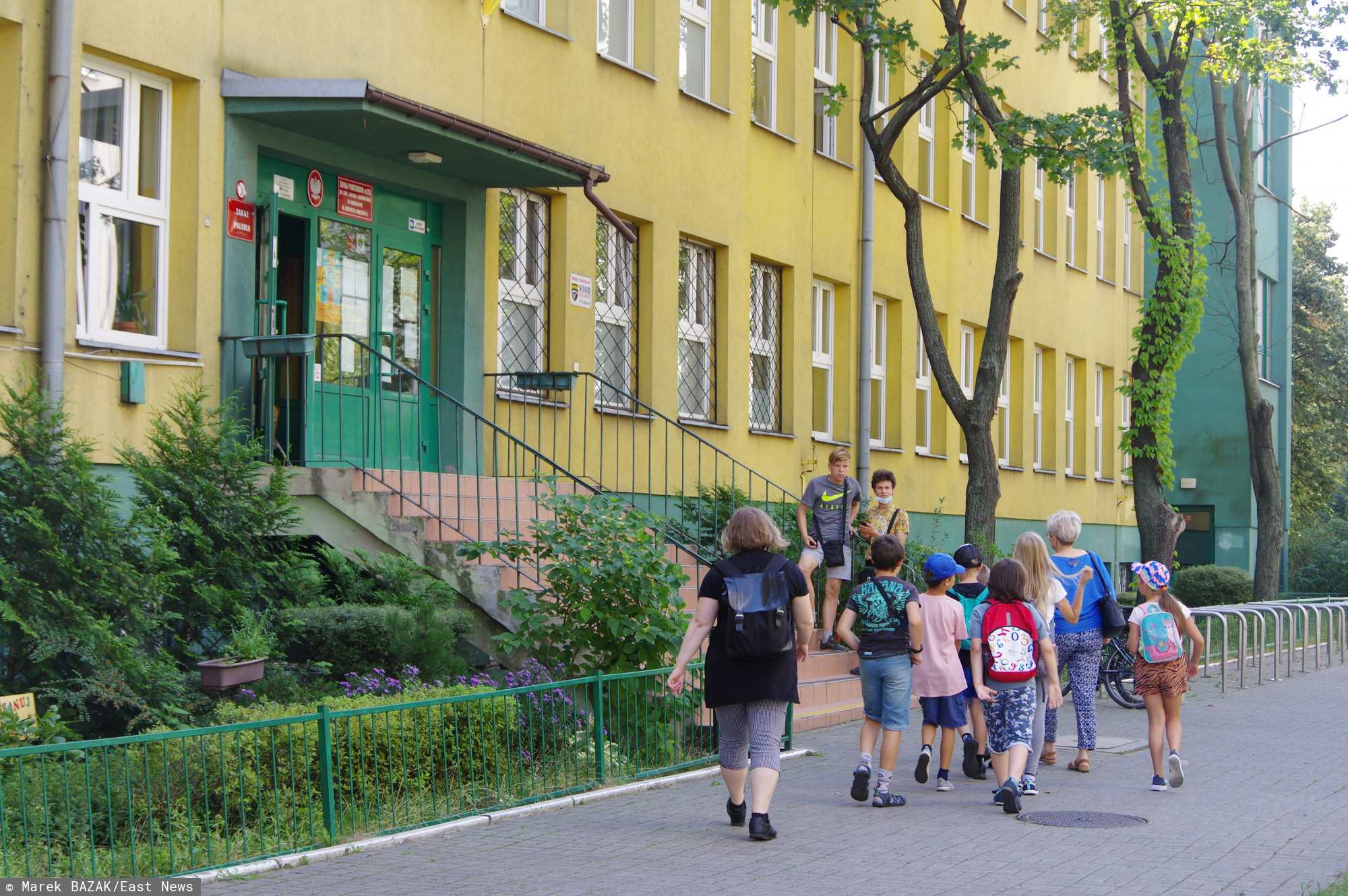 Spora grupa uczniów musi spełnić absurdalny wymóg, żeby uczęszczać na lekcje. Lekarze rozkładają ręce