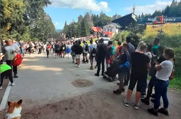Kolejka jak za PRL-u. W polskich górach nie da się wypocząć?