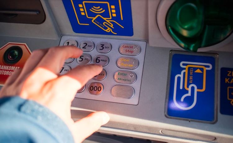 Nagły komunikat dużych polskich banków. Uciążliwe utrudnienia, problemy z wypłatą gotówki i przelewami