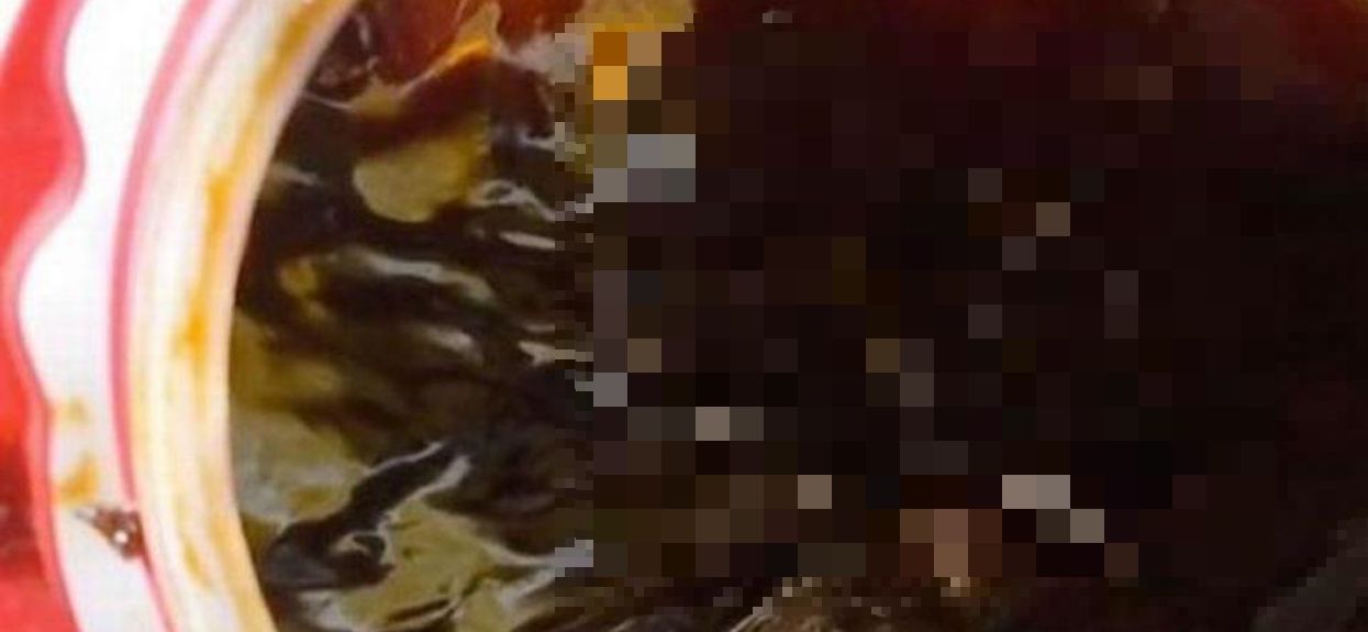 Miesiącami zajadali się sosem. Gdy dotarli do dna słoika, zobaczyli porażający widok, zamarli