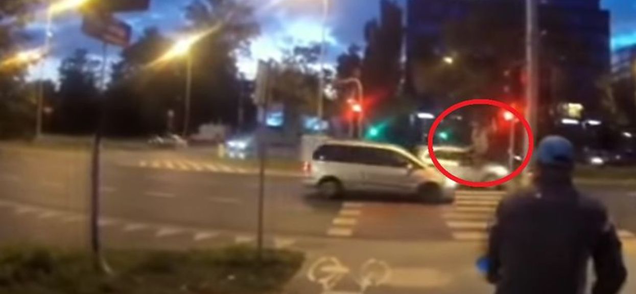 Przejechał na czerwonym świetle. Porażające nagranie pokazuje, co stało się sekundę później