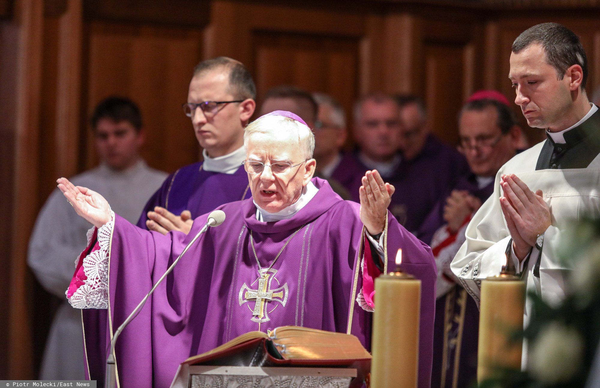 Abp Jędraszewski grzmi do pielgrzymów. Ostrzega przed "ideologiami singli, gender i LGBT"