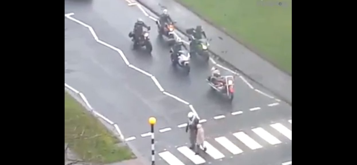 Motocykliści zatrzymali się specjalnie, żeby przeprowadzić staruszkę przez jezdnię. Szacunek