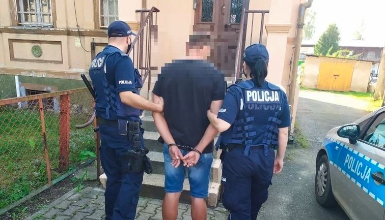 Groza w polskiej miejscowości. Niebezpieczny mężczyzna napadł na uczniów przy szkole, dzieci są w szoku