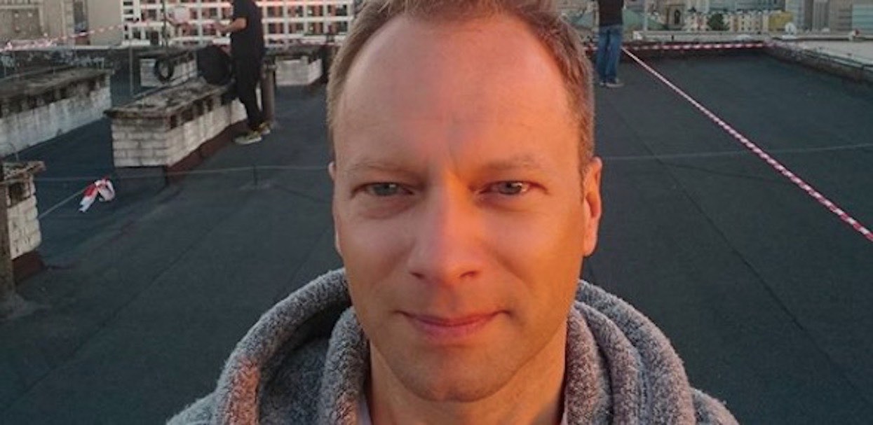 Maciej Stuhr pokazał wyjątkowe zdjęcie z tatą i z kimś jeszcze. Uwagę przykuwa jeden szczegół