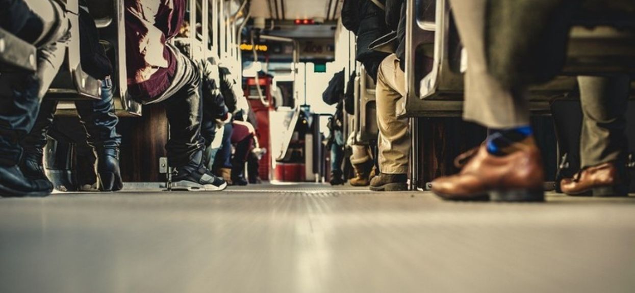 Nie miał maseczki w autobusie. Gdy pasażerowie zobaczyli, czym zakrył twarz, zamarli