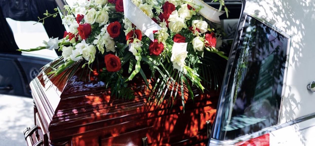 Podczas pogrzebu, z trumny zaczęły dochodzić dziwne dźwięki. Rzucili się w jej kierunku i zamarli, kiedy otworzyli trumnę