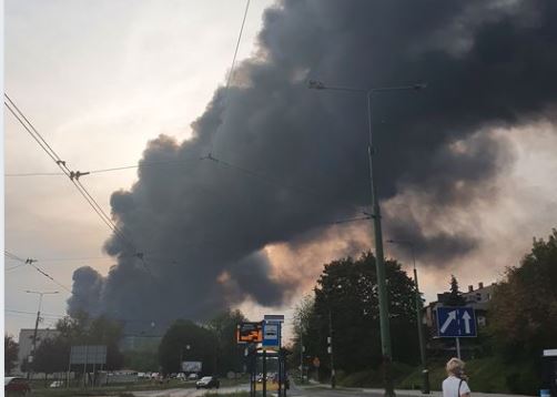 Ciągle słychać wybuchy, sytuacja jest tragiczna. Pilny apel prezydenta miasta do wszystkich mieszkańców, wielkie zagrożenie