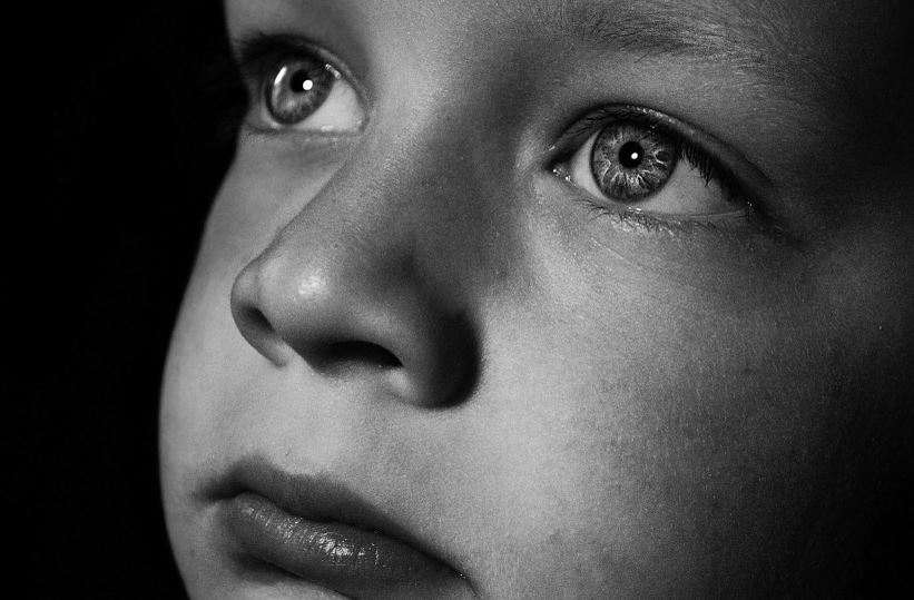 Ty sk*rwysynu! Oddawał dzieci w opiekę pedofilów. "Po seksie lepiej się nimi troszczą"