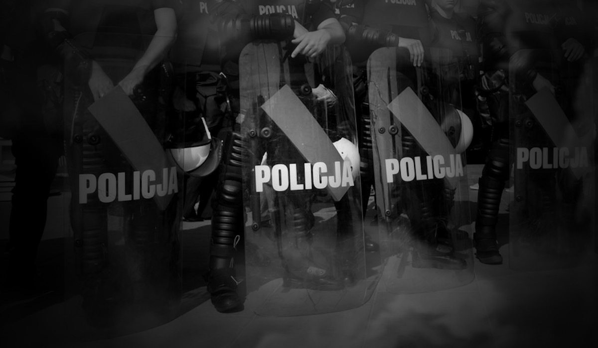 Wściekli wierni SZTURMUJĄ kościół! Chcą zlinczować księdza, policja nie daje rady
