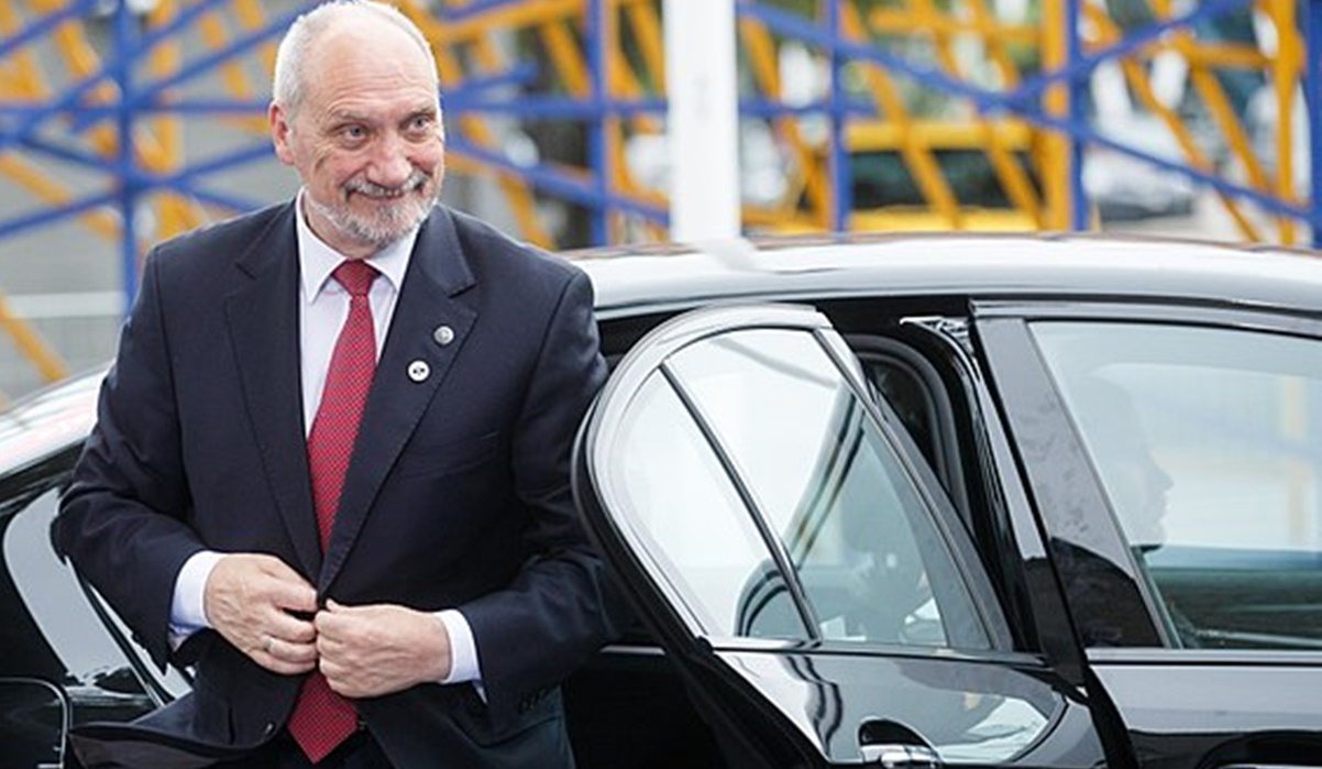 Co za chamstwo! Nie uwierzycie gdzie zaparkował sobie wściekły Macierewicz