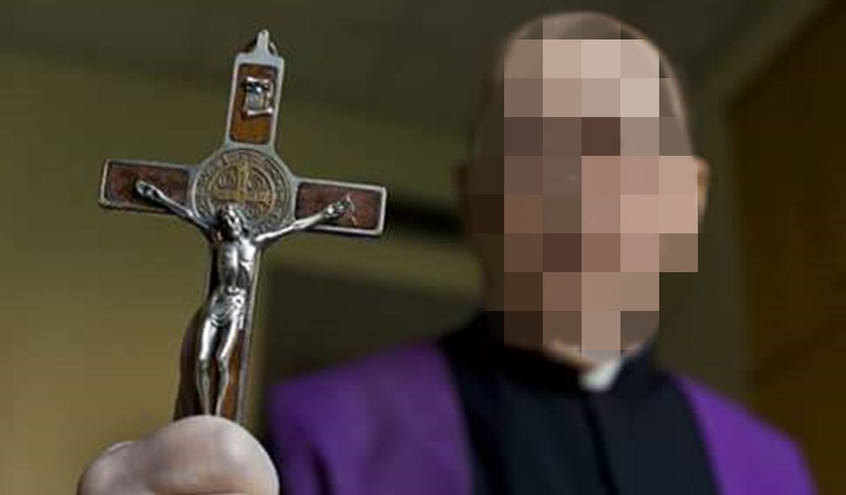 Molestowali ją w czasie egzorcyzmów. Krzyż w ustach, nacieranie piersi...