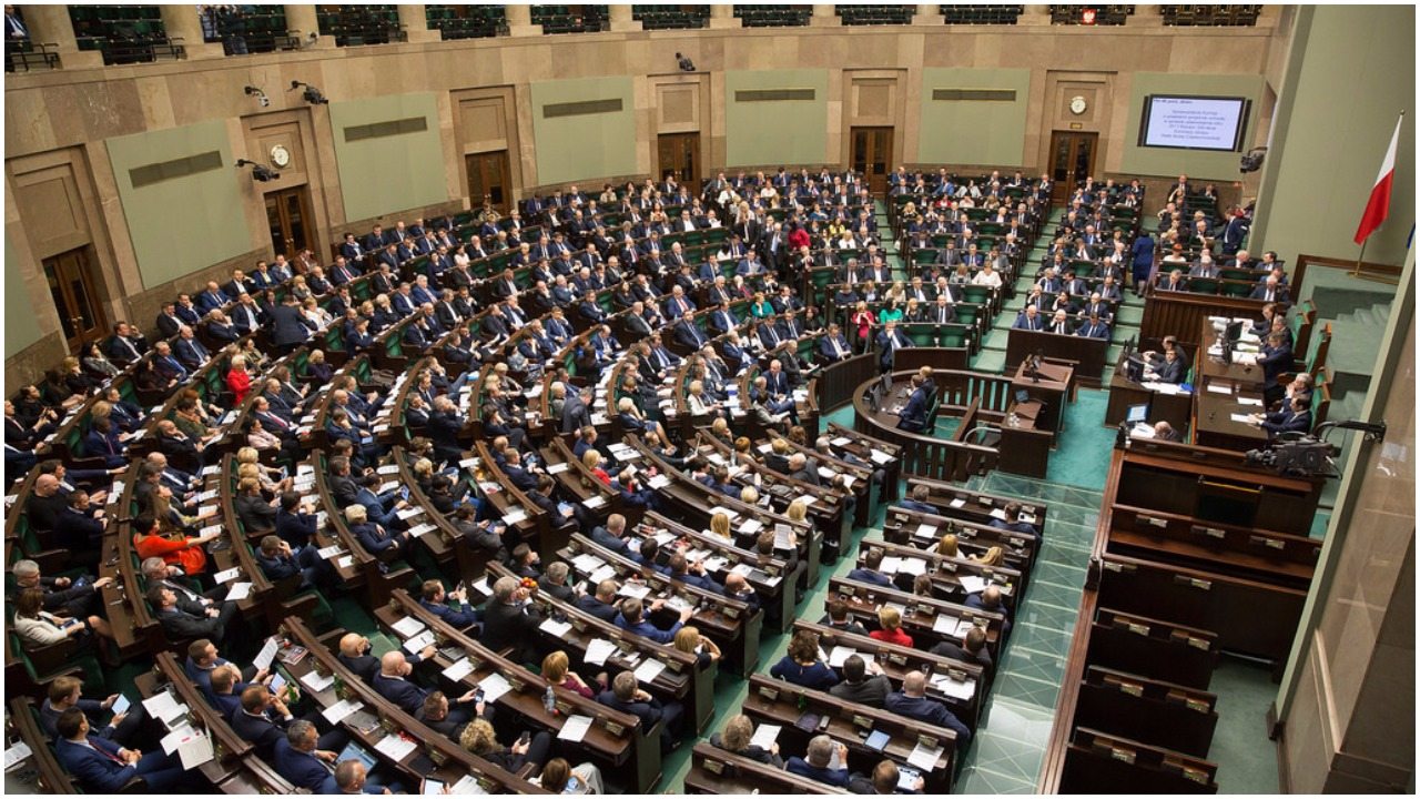 Co się dzieje? Parlament przerwał obrady, polityk zasłabł