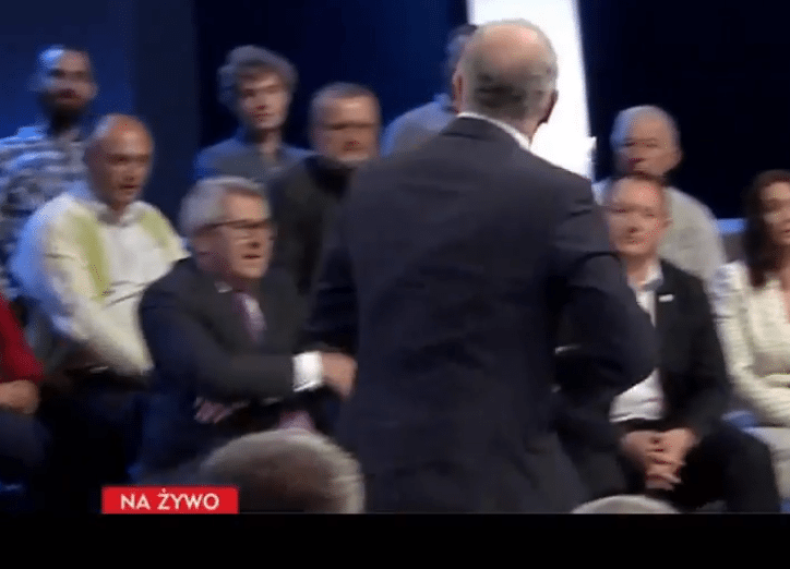 Czarnecki jest SKOŃCZONY! Kopnął człowieka w TVP