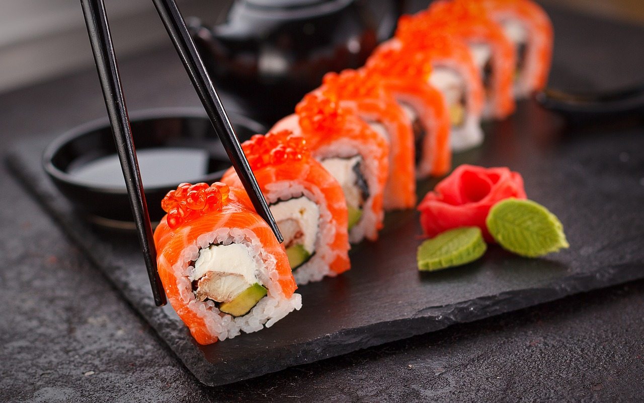 Jadł codziennie sushi. Nie zgadniesz, co mu wypełzło z odbytu