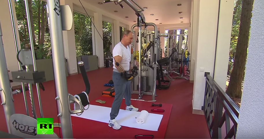 Putin promuje sport. Ćwiczy na siłowni i konsumuje wołowinę z grilla