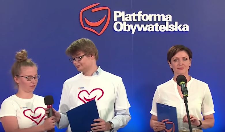 Młodzieżówka PO: w Polsce kolejki są dziś tylko po ajfony! (video)