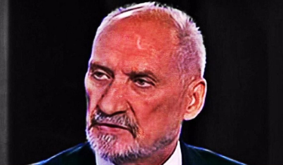 Macierewicz rozpoczął zemstę! Błaszczak musiał zmienić adres