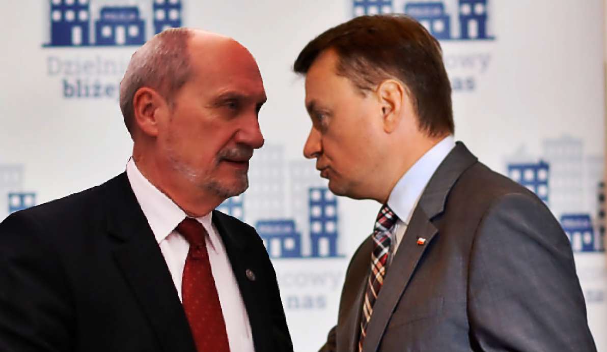 "Macierewicz zabarykadował się w biurze". Błaszczak jest bezradny