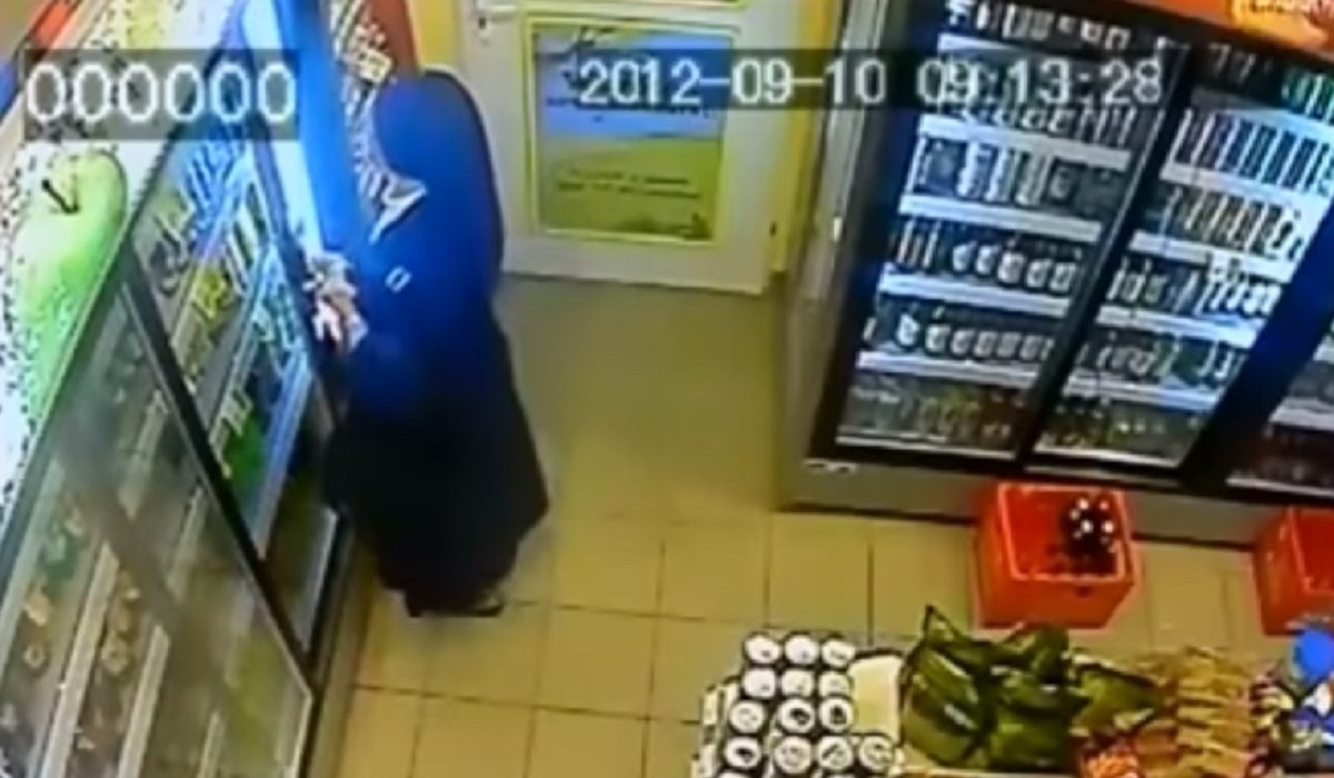 Zakonnica bezczelnie kradła alkohol w Żabce. Schowała go w...