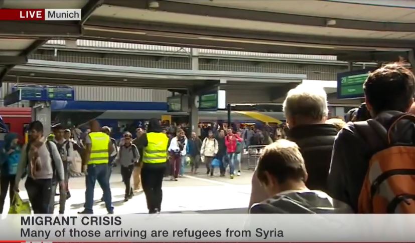 Niemcy witają i biją brawo imigrantom na dworcu (video)