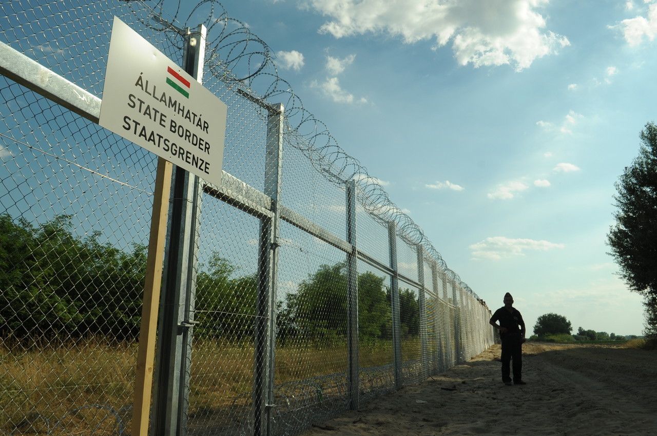 Austriacy jeżdżą własnymi samochodami po imigrantów do Węgier